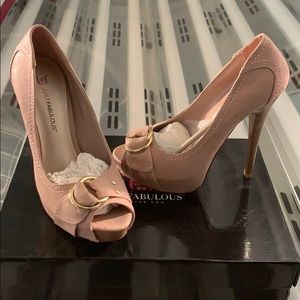 Super cute never worn heels